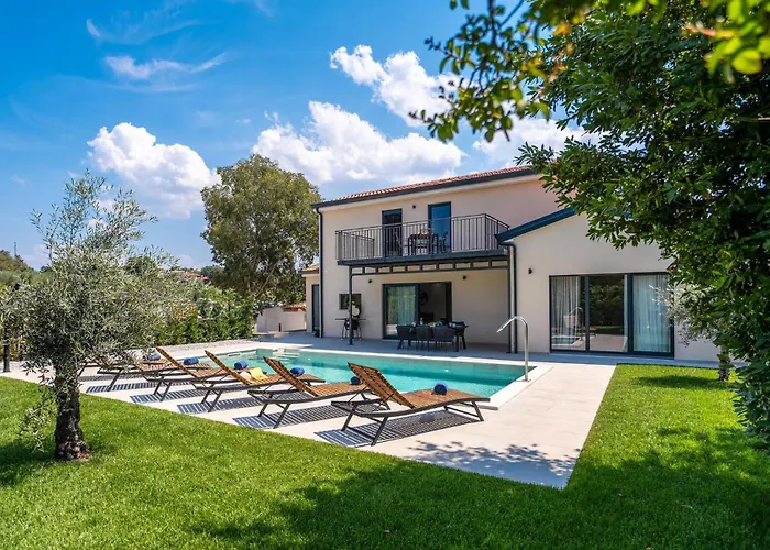 Gorgeous Home In Porec With Kitchen